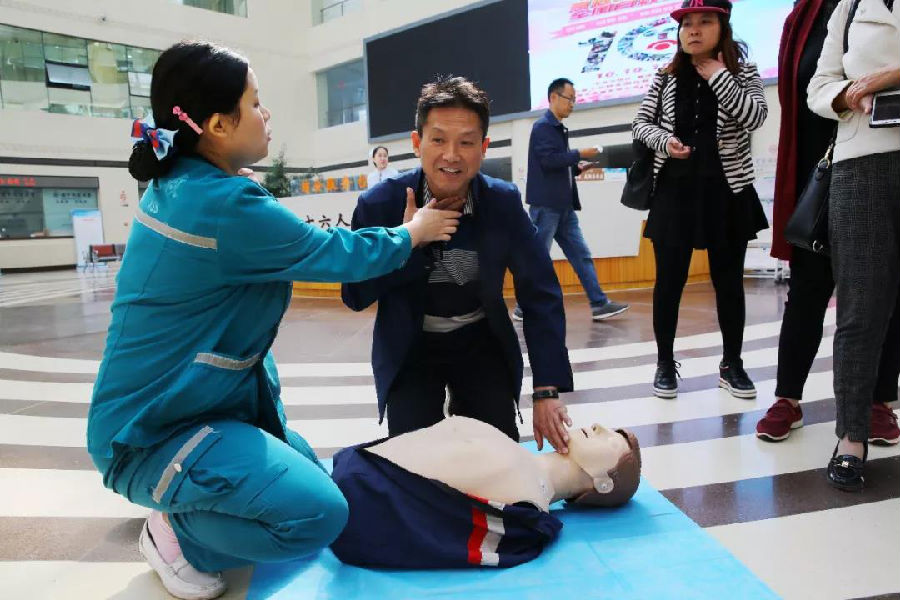 救站在门诊大厅举行了“识别围猝死，预防公众心跳骤停”主题宣教活动。